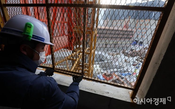 노동자가 숨지는 등의 중대재해가 발생하면 경영책임자를 처벌할 수 있도록 한 중대재해처벌법 시행 첫 날인 27일 경기도의 한 아파트 건설현장에서 관리자들이 현장 안전점검을 하고 있다./김현민 기자 kimhyun81@