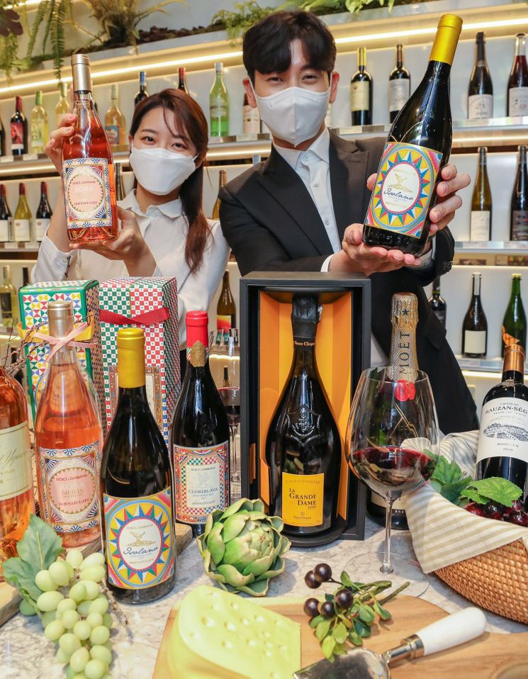 27일 서울시 강남구 현대백화점 무역센터점 지하1층 와인웍스 매장에서 모델들이 럭셔리 브랜드 소속 와이너리의 와인을 소개하고 있다.