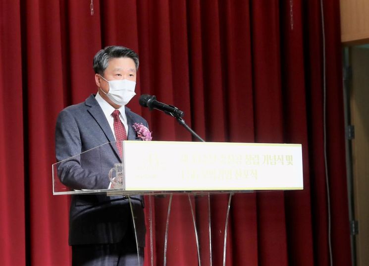 27일 경남 진주 본사에서 열린 창립 43주년 기념식에서 김학도 이사장이 발언하고 있다.