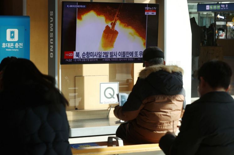 27일 오후 서울역 대합실에서 시민들이 북한의 단거리 탄도미사일 추정체 발사 관련 뉴스를 시청하고 있다. (사진=연합뉴스)