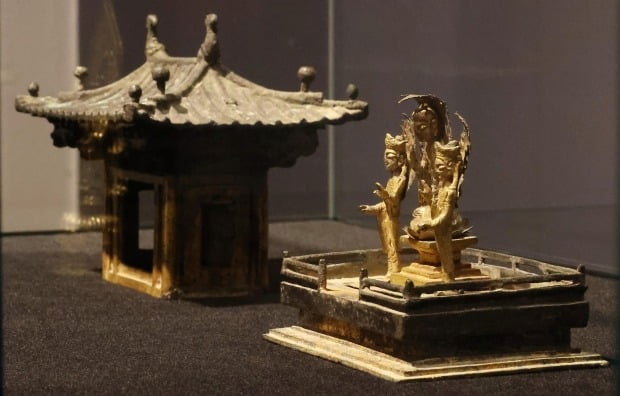 ‘첫 국보 경매’ 간송미술관 고려시대 불상·불감 유찰