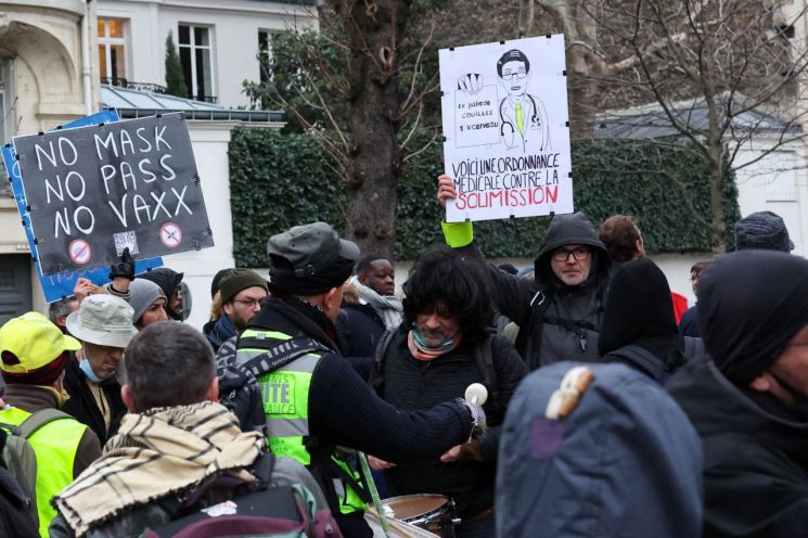 프랑스 수도 파리의 의회가 자리한 부르봉 궁전 앞에서 지난 16일(현지시간) 시위대가 신종 코로나바이러스 감염증(코로나19) 백신접종 증명서 제도에 항의하는 시위를 벌이고 있다. [이미지출처=연합뉴스]