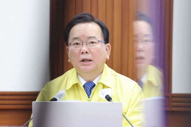 김 총리 "설 연휴, 오미크론 결정적 변수…가족·친지 모임 참아달라"