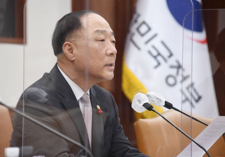 홍남기 "공공기관, 지난 5년간 15만명 채용…일자리창출 선도적 역할"