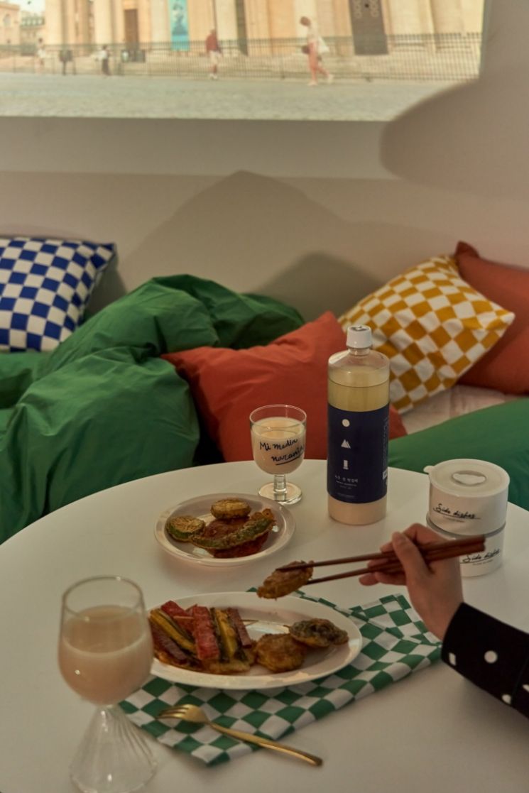 데코뷰, 포근한 침구와 센스있는 플레팅 연출 컷. [사진제공=데코뷰]