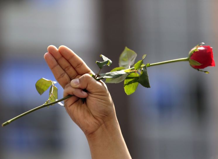 군부 쿠데타에 대한 저항의 상징인 '세 손가락 경례'를 한 모습 [이미지출처=EPA연합뉴스]