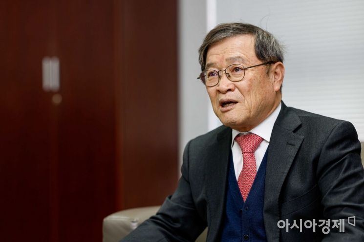 문동준 한국석유화학협회장이 지난달 28일 서울 종로구 한국석유화학협회에서 인터뷰하고 있다./강진형 기자aymsdream@