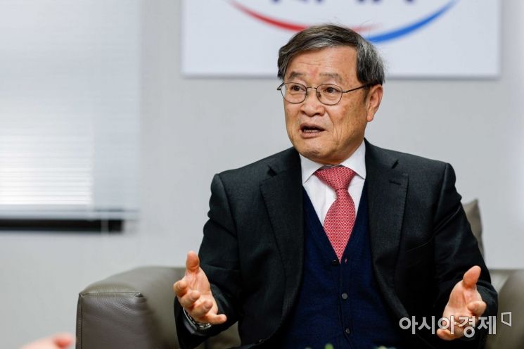 문동준 한국석유화학협회장이 지난달 28일 서울 종로구 한국석유화학협회에서 인터뷰하고 있다./강진형 기자aymsdream@