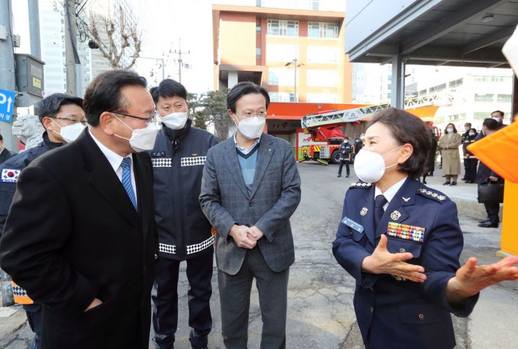 [포토]채현일 영등포구청장, 김부겸 국무총리와 설맞이 영등포소방서 격려 방문