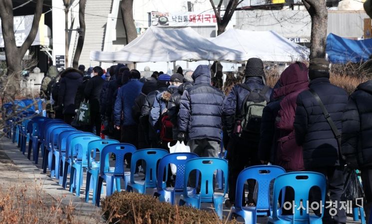 설 연휴였던 올해 1월30일 서울 종로구 탑골공원 무료급식소에서 이용자들이 식사를 위해 긴 줄을 서 있다. /김현민 기자 kimhyun81@
