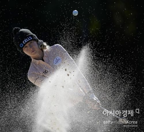 세계랭킹 1위 넬리 코다가 게인브리지LPGA 최종일 2번홀에서 벙커 샷을 구사하고 있다. 보카레이톤(미국)=Getty images/멀티비츠