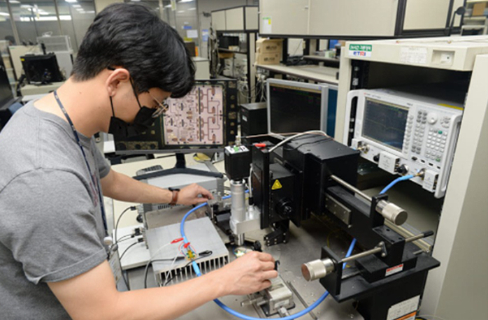 한국전자통신연구원(ETRI) 연구진이 질화갈륨 반도체 전력증폭기 MMIC 칩의 출력전력 특성시험을 점검하고 있다.

(사진출처 : DMC융합연구단)