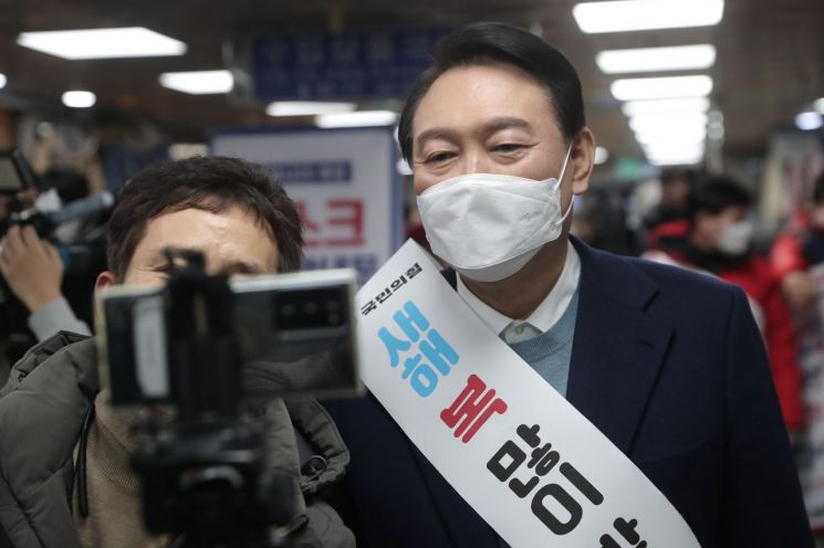 TK 찾은 이재명, 안보 챙긴 윤석열..설 당일 상반된 행보