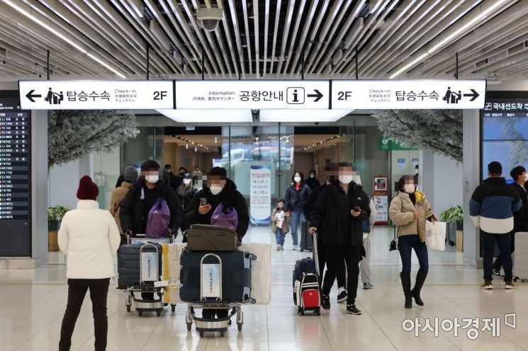연휴 마지막 날, 북적이는 김포공항 코로나 선별검사소 