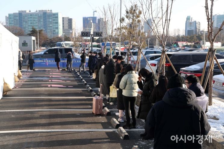 연휴 마지막 날, 북적이는 김포공항 코로나 선별검사소 