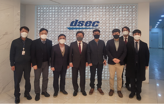 전호환 동명대 총장과 디섹 대표자들이 지난 1월 25일 조선해양 실무중심 융합인재 양성에 협력키로 하고 기념사진을 촬영하고 있다.