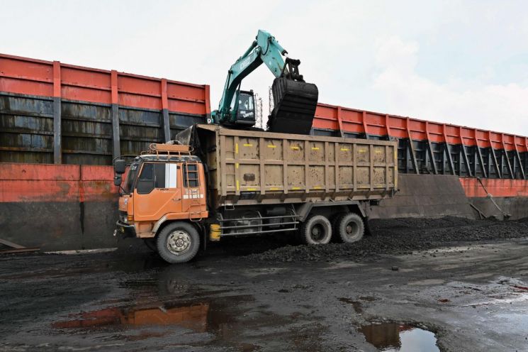 인도네시아 수도 자카르타의 KCN마룬다 항구에서 석탄이 트럭에 적재되고 있다. [이미지출처=연합뉴스]