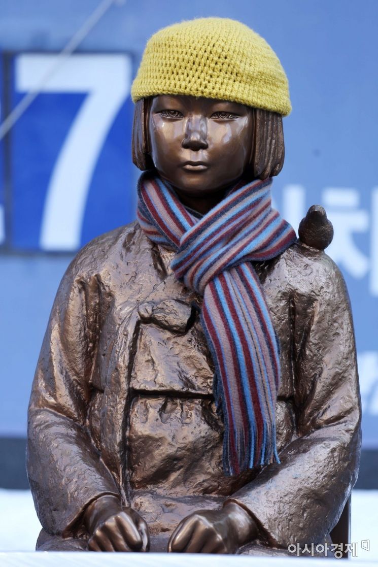 설 연휴 마지막 날인 2일 서울 종로구 옛 일본대사관 앞 평화의 소녀상이 털모자와 목도리 등 방한용품을 착용하고 있다. /문호남 기자 munonam@