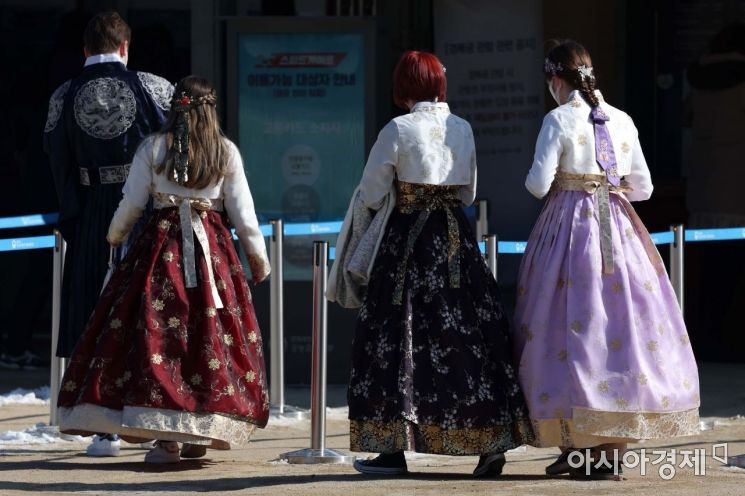 설 연휴 마지막 날인 2일 서울 종로구 경복궁에서 한복을 입은 외국인 관광객들이 표를 구매하기 위해 이동하고 있다. /문호남 기자 munonam@