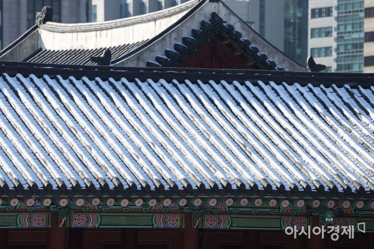 설 연휴 마지막 날인 2일 서울 종로구 경복궁에 눈이 쌓여 있다. /문호남 기자 munonam@