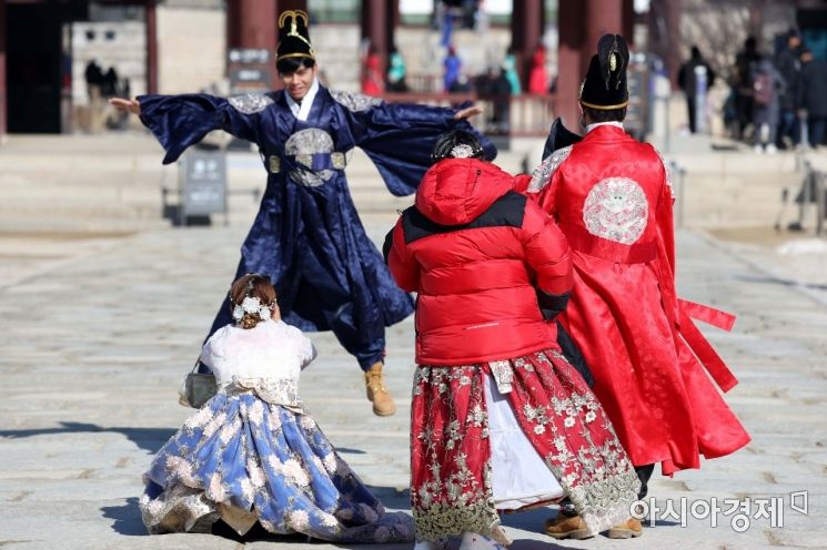 설 연휴 마지막 날 서울 종로구 경복궁에서 한복을 입은 외국인들이 즐거운 시간을 보내고 있다. /문호남 기자 munonam@