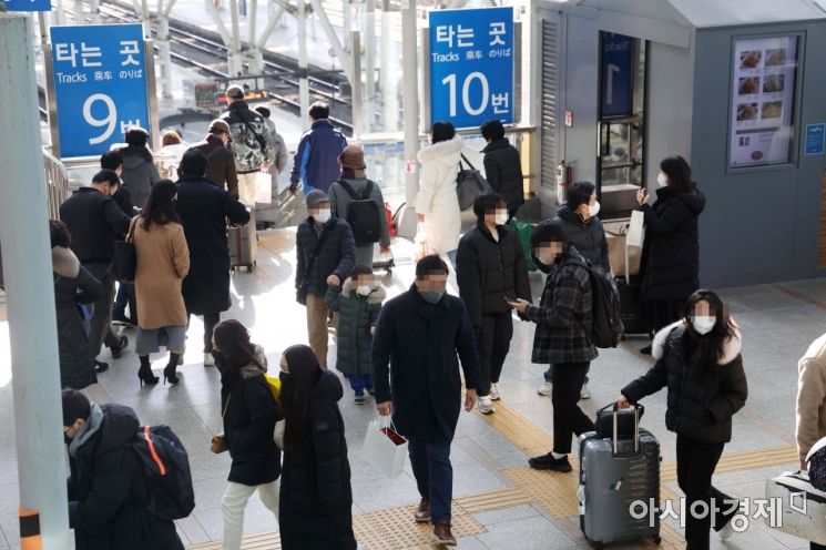 설 연휴 마지막 날인 2일 서울역에서 귀경객들이 열차에서 내려 집으로 향하고 있다. /문호남 기자 munonam@