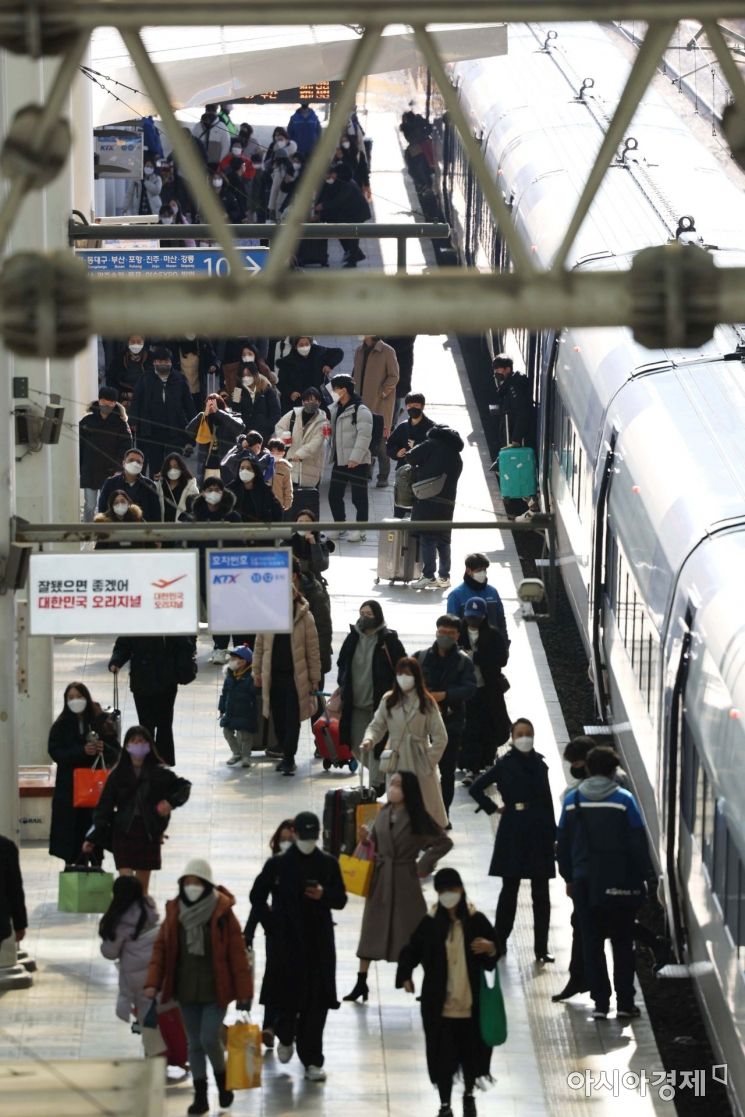 설 연휴 마지막 날인 2일 서울역에서 귀경객들이 열차에서 내려 집으로 향하고 있다. /문호남 기자 munonam@
