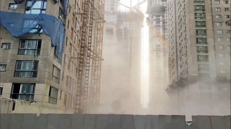 광주 아파트 이번엔 25톤 콘크리트 '와르르'…3분 전 무전이 20여명 살렸다