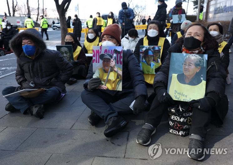 "윤미향은 정의로운 인권 운동가"…정대협 1세대 활동가들 제명 반대 성명