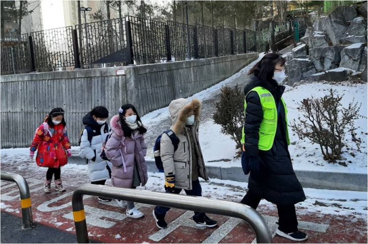 성동구 워킹스쿨버스 교통안전지도사는 아이들의 등하교길을 안전하게 동행한다.