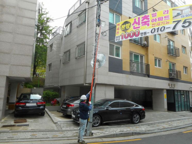용산구,  고시공고·홍보용 디지털게시판 운영 시작...관악구, 5년간 공중케이블 정비 210억 투입