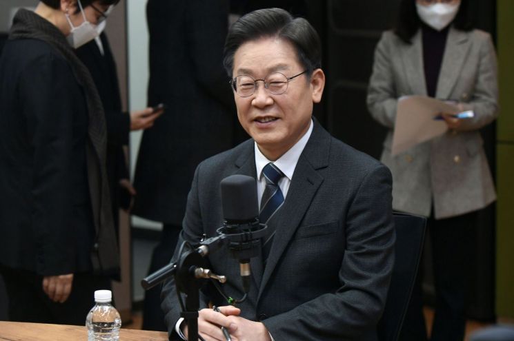 이재명 더불어민주당 대선 후보가 2일 오후 서울시 양천 목동 CBS에서 열린 김동연 새로운물결 대선 후보와의 양자 정책토론회에 앞서 인사말을 하고 있다. [이미지출처=연합뉴스]