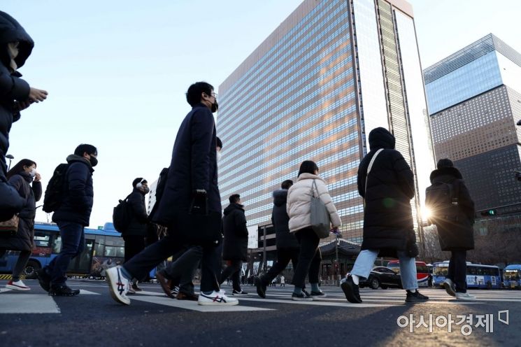 지난 2월3일 서울 종로구 광화문 사거리에서 직장인들이 출근하고 있다.
