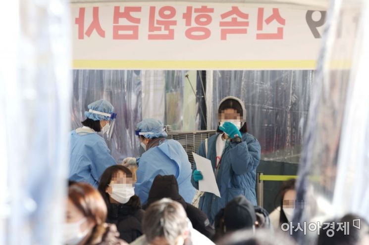 코로나19 검사 방식이 바뀐 3일 서울시청 앞 임시 선별검사소에서 신속항원검사를 받은 시민들이 음성확인서를 받기 위해 기다리고 있다. 일반 국민들은 기존의 PCR(유전자 증폭) 검사가 아닌 자가검사키트를 활용한 신속항원검사를 우선 받게 된다. 또는 호흡기전담클리닉 등 동네 병·의원에서도 전문가용 신속항원검사를 받을 수 있다. 정확도는 PCR보다 떨어지지만 오미크론 확산으로 인해 늘어나는 검사 수요를 대응하기 위한 목적이다. /문호남 기자 munonam@