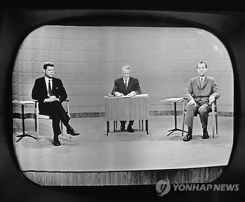 대선 토론이 선거의 향방을 좌우한 역사적 사례로 기록된 지난 1960년 美 대선 토론회. 존 F. 케네디 민주당 후보(왼쪽)과 리처드 닉슨 공화당 후보(오른쪽)의 모습 / 사진=연합뉴스