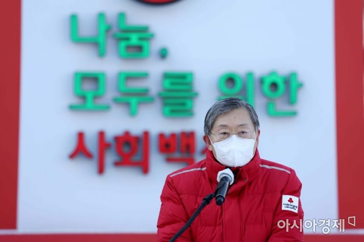 조흥식 사랑의열매 사회복지공동모금회 회장이 3일 서울시청 앞 광장에서 열린 ‘사랑의열매 희망 2022 나눔캠페인 폐막식’에서 발언하고 있다. /문호남 기자 munonam@
