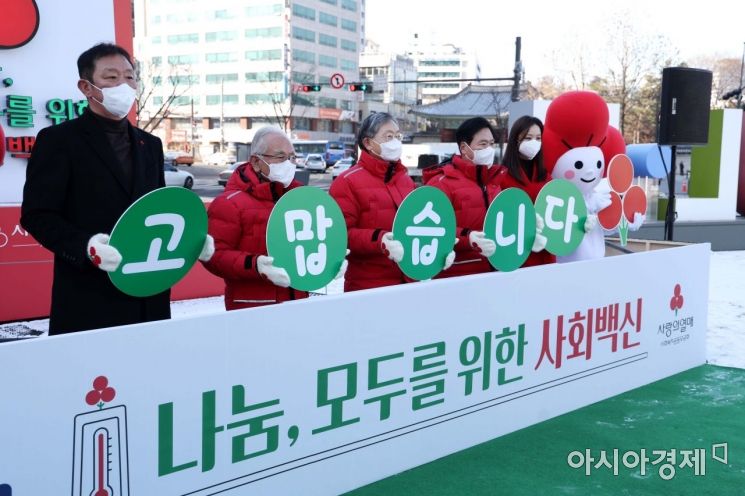 3일 서울시청 앞 광장에서 열린 ‘사랑의열매 희망 2022 나눔캠페인 폐막식’에서 조흥식 사랑의열매 회장, 홍보대사 솔지, 허재 등 참석자들이 기념촬영하고 있다. /문호남 기자 munonam@