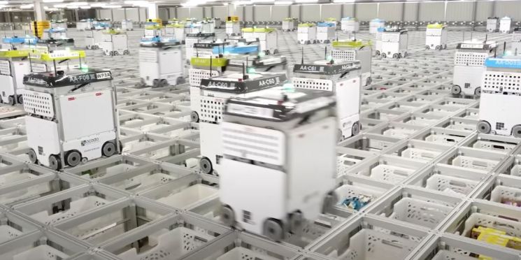 오카도의 로봇 물류 센터인 '중앙 풀필먼트 센터' 모습. 정육면체 격자형 레일 위를 로봇들이 지나다니며 자동으로 물품을 정리한다. / 사진=오카도 유튜브 캡처