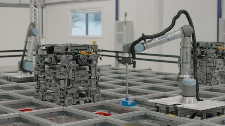 오카도가 공개한 3D 프린터 양산 로봇(왼쪽)과 피킹용 로봇 / 사진=오카도