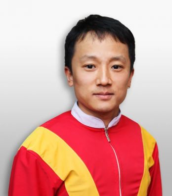 부산경남경마공원의 이성재 기수가 지난달 28일 부경 7경주에서 경주마 미스인디의 우승으로 300승을 달성했다.
