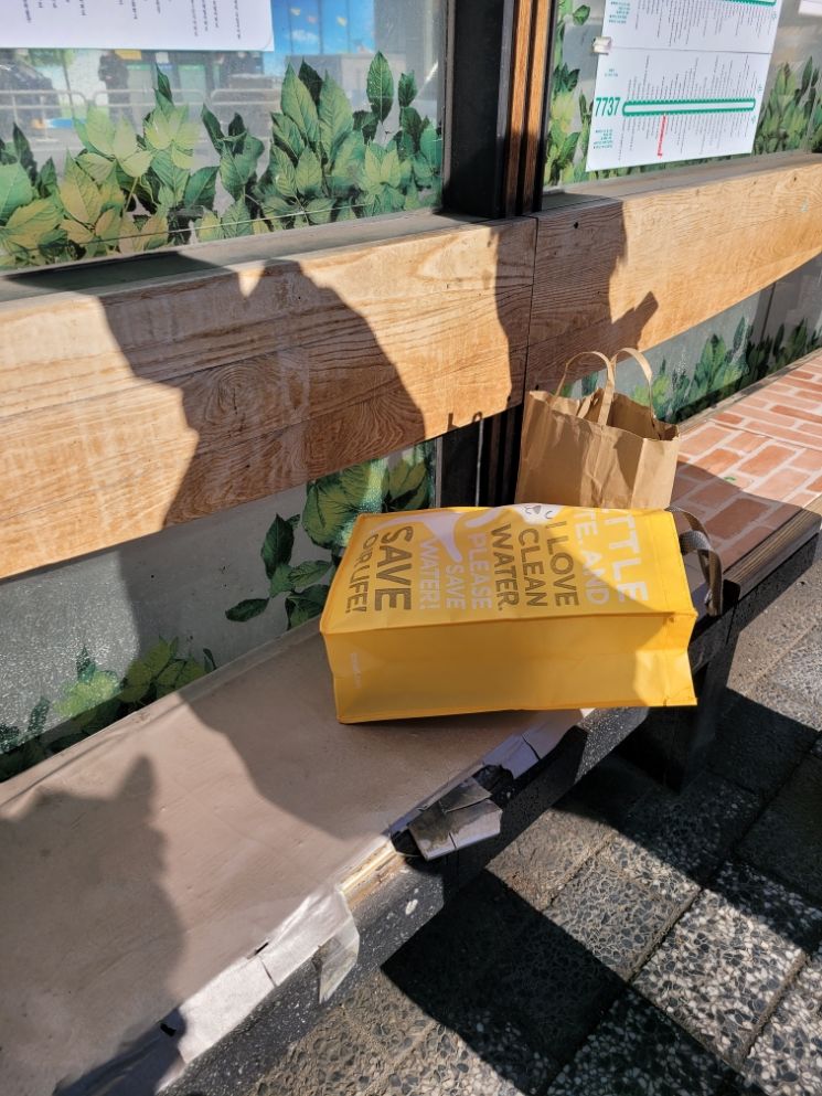 ‘글로벌 5’ 서울시 중앙차로 버스정류소 민낯?...쓰레기 방치 시골 버스정류장이냐?