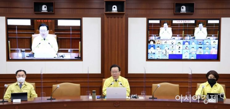 김부겸 국무총리가 4일 서울 종로구 정부서울청사에서 열린 ‘코로나19 대응 중앙재난안전대책본부 회의’에서 발언하고 있다. /문호남 기자 munonam@