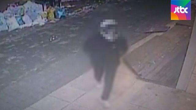 지난 1일 헬멧을 쓴 채 10대 남성을 살해한 혐의를 받는 남성 B씨(20). 사진=JTBC 뉴스 화면 캡처