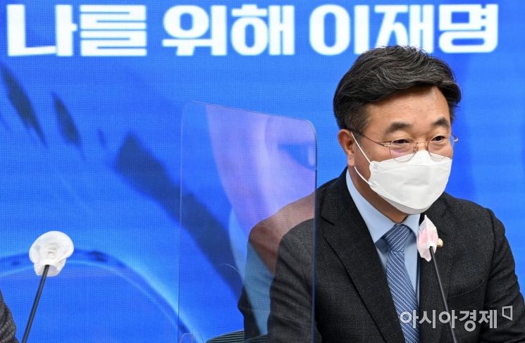윤호중 더불어민주당 공동선대위원장이 4일 서울 여의도 중앙당사에서 열린 선거대책위원회 본부장단회의에 참석, 모두발언을 하고 있다./윤동주 기자 doso7@