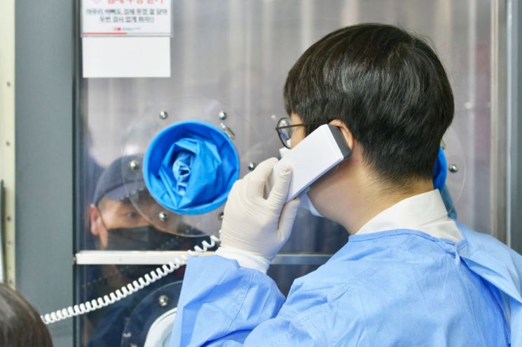 4일 에이치플러스 양지병원 워크스루 선별진료소에서 한 시민이 진료와 신속항원검사를 받고 있다.[사진제공=에이치플러스 양지병원]