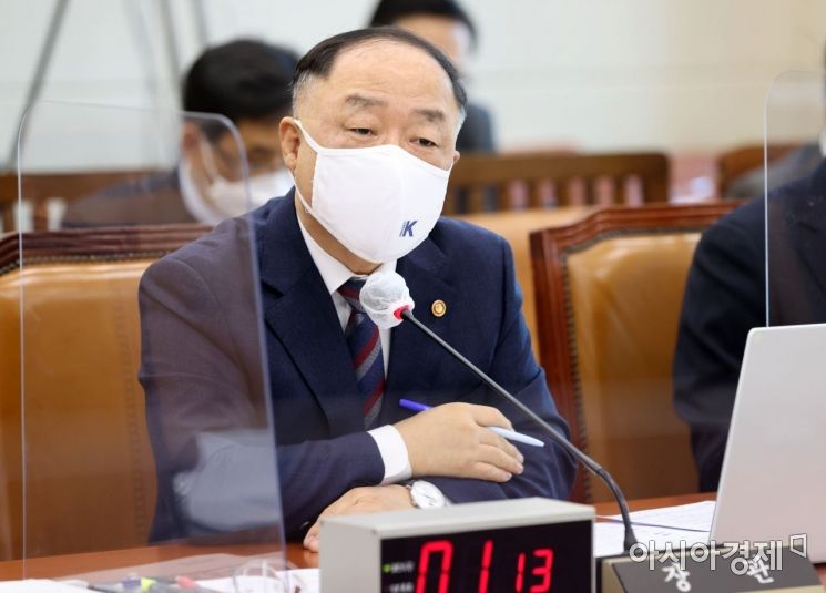 홍남기 경제부총리가 4일 국회에서 열린 기획재정위원회 전체회의에 출석, 의원들 질의에 답변하고 있다./윤동주 기자 doso7@
