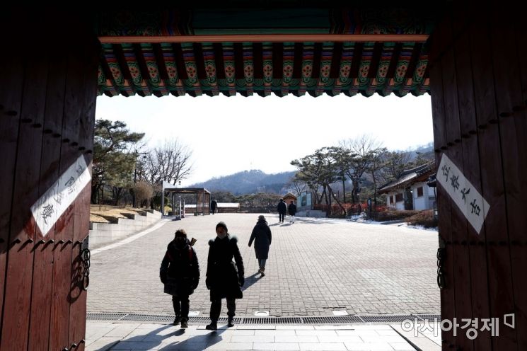절기상 봄이 시작된다는 ‘입춘’인 4일 서울 중구 남산골한옥마을에 입춘대길(立春大吉), 건양다경(建陽多慶) 입춘첩이 붙어 있다. /문호남 기자 munonam@