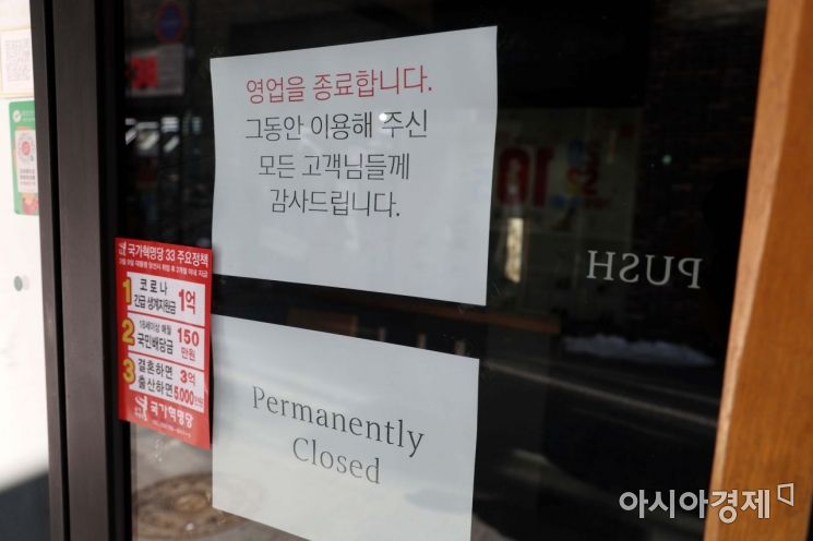 절기상 봄이 시작된다는 ‘입춘’인 4일 서울 명동 거리가 스산하다. 이날 정부는 코로나19 오미크론 변이 확산 속도를 늦추기 위해 6인까지 사적 모임 허용, 밤 9시 이후 영업을 제한하는 현행 사회적 거리두기를 2주 더 연장하기로 했다. /문호남 기자 munonam@