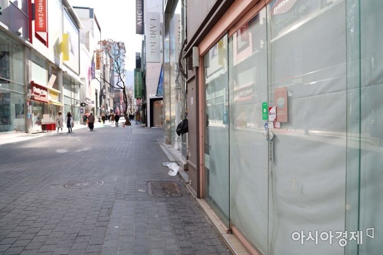 절기상 봄이 시작된다는 ‘입춘’인 4일 서울 명동 거리가 스산하다. 이날 정부는 코로나19 오미크론 변이 확산 속도를 늦추기 위해 6인까지 사적 모임 허용, 밤 9시 이후 영업을 제한하는 현행 사회적 거리두기를 2주 더 연장하기로 했다. /문호남 기자 munonam@