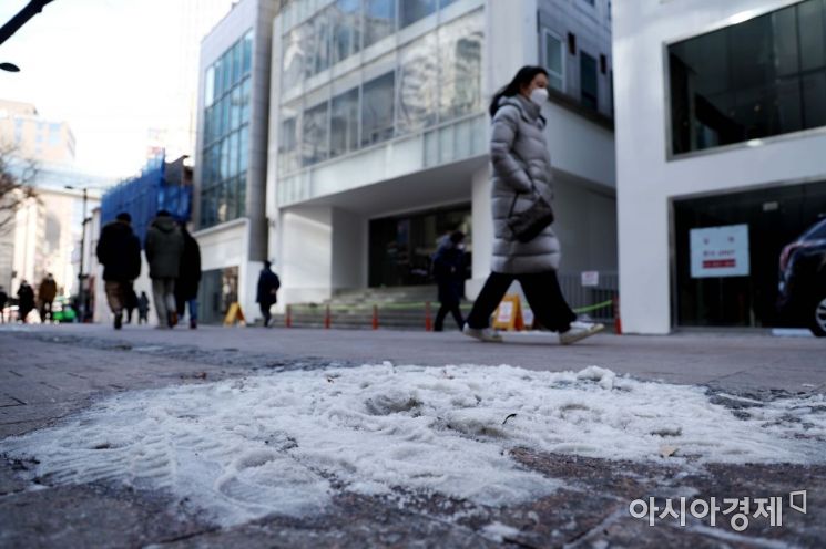 절기상 봄이 시작된다는 ‘입춘’인 4일 서울 명동 거리가 스산하다. 이날 정부는 코로나19 오미크론 변이 확산 속도를 늦추기 위해 6인까지 사적 모임 허용, 밤 9시 이후 영업을 제한하는 현행 사회적 거리두기를 2주 더 연장하기로 했다. /문호남 기자 munonam@